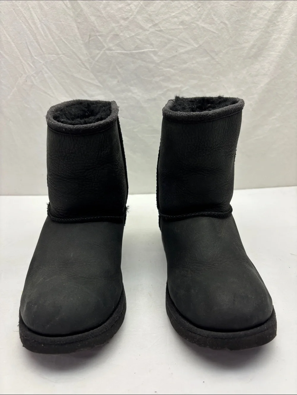 UGG Classic Short Leather Boots size 2 for little girl, box 58